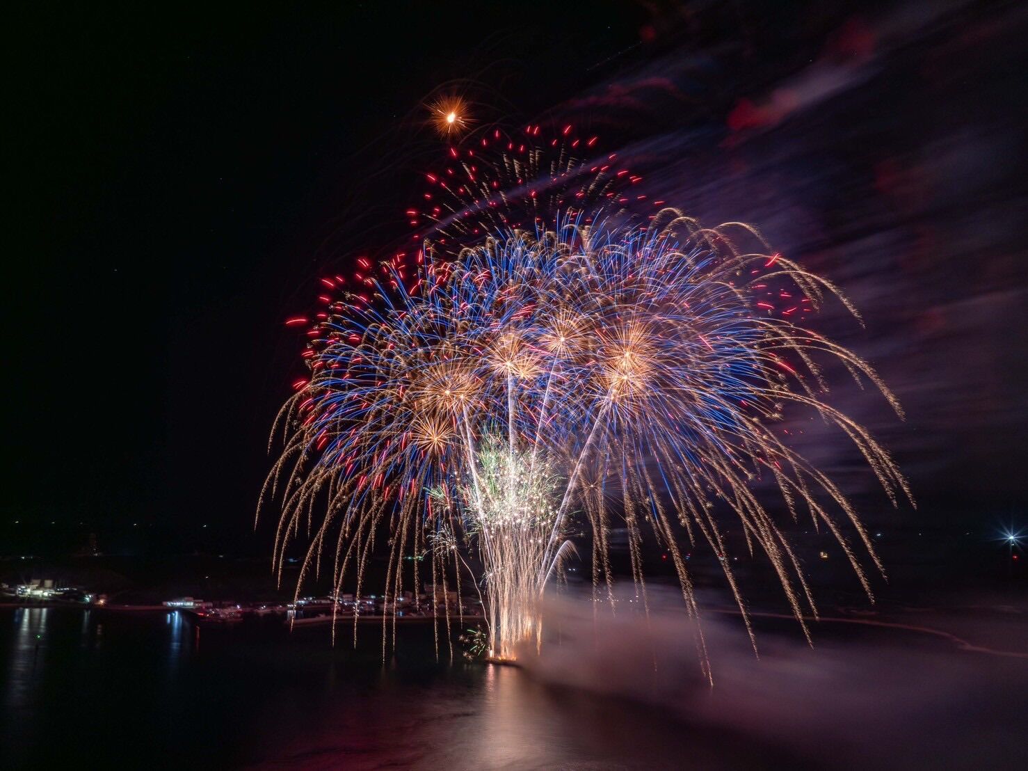 澎湖國際海上花火節2025望安場壓軸煙火，超過3600人共襄盛舉