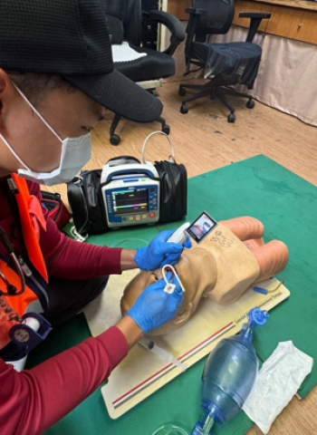 澎湖縣消防局獲捐電子式喉頭鏡 強化急救能力