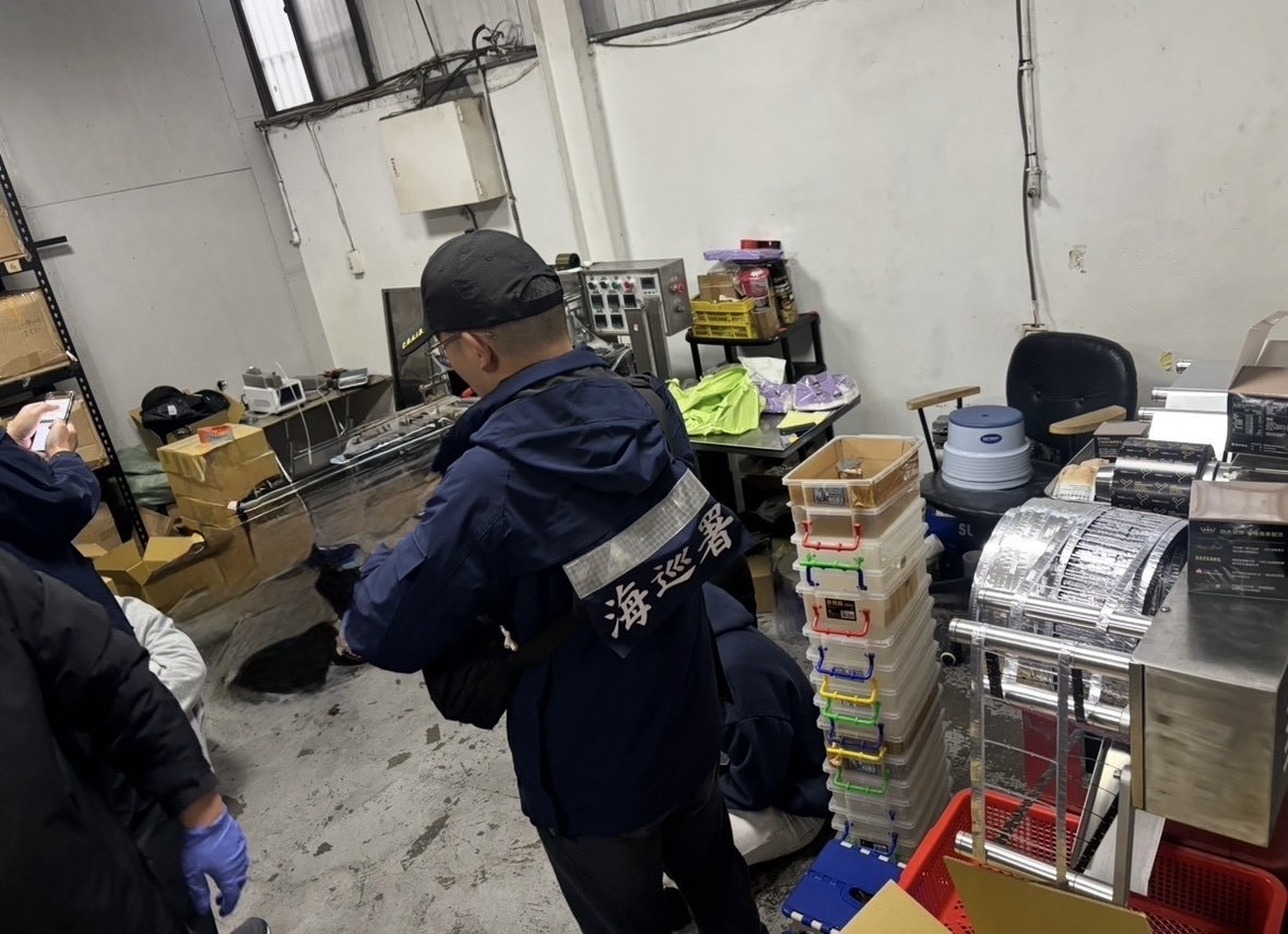 巡署重拳出擊　破獲近期最大電子煙分裝場　查扣1.6噸煙油　市值高達2.4億元，黑市規模曝光