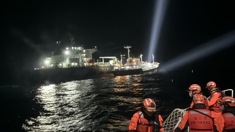 海上非法駁油現形！海巡署深夜雷達鎖定　外籍船遭強勢登檢