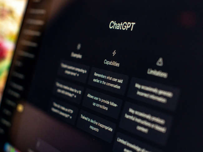 AI寫作時代來臨!AI生成內容正式超越人類創作,網路文章一半以上出自AI,中正企管系MBA開AI新課程.