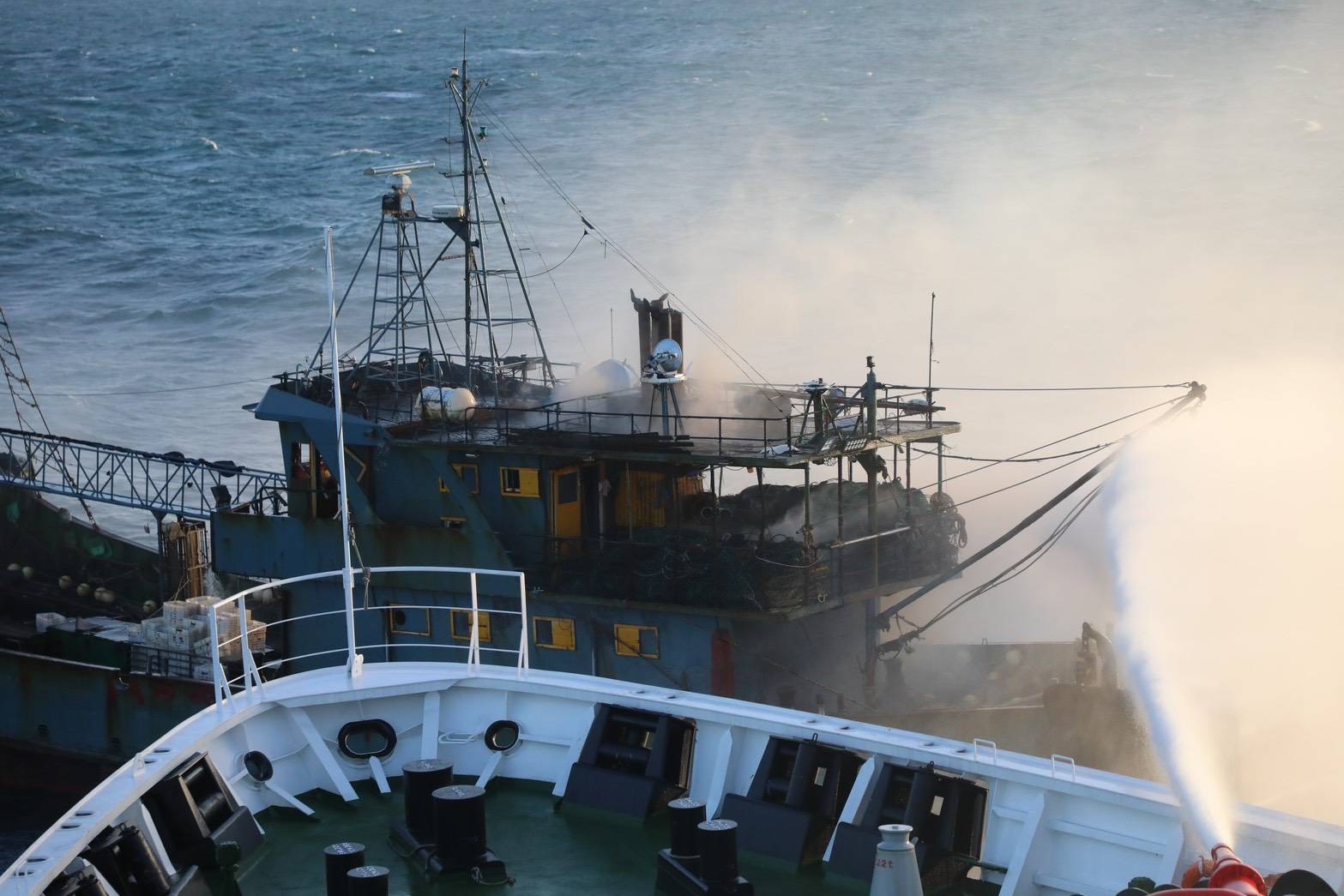 海上驚魂！中國漁船突發失火 新竹艦緊急滅火撤離 15名船員安全回港 海巡署人道救援彰顯專業