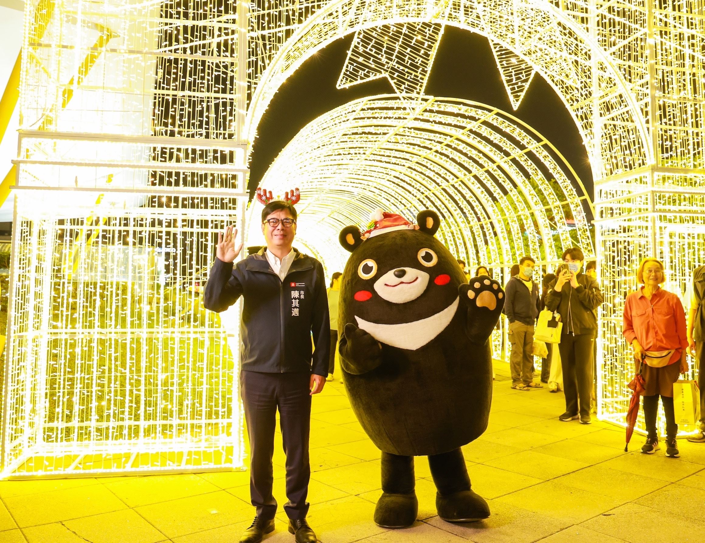 高雄市長陳其邁點亮中央公園永恆星冠聖誕樹 高雄聖誕生活節正式登場，光影與音樂共譜冬日奇蹟