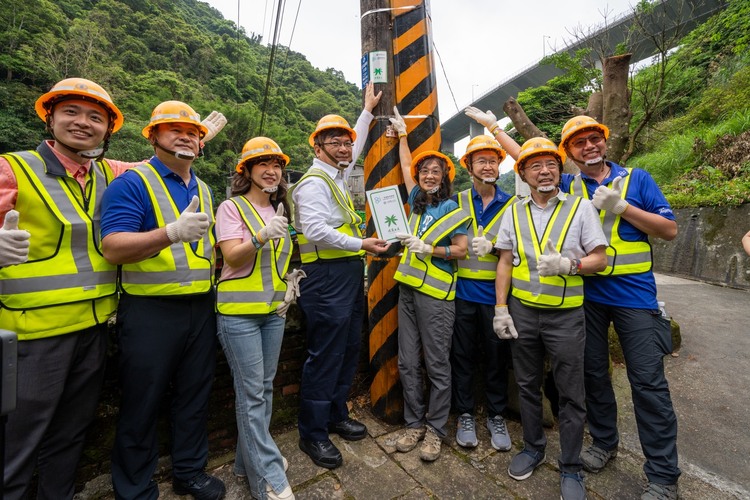 台電攜手千里步道協會　電桿化身國家級綠道引路標誌「有光就有路！」