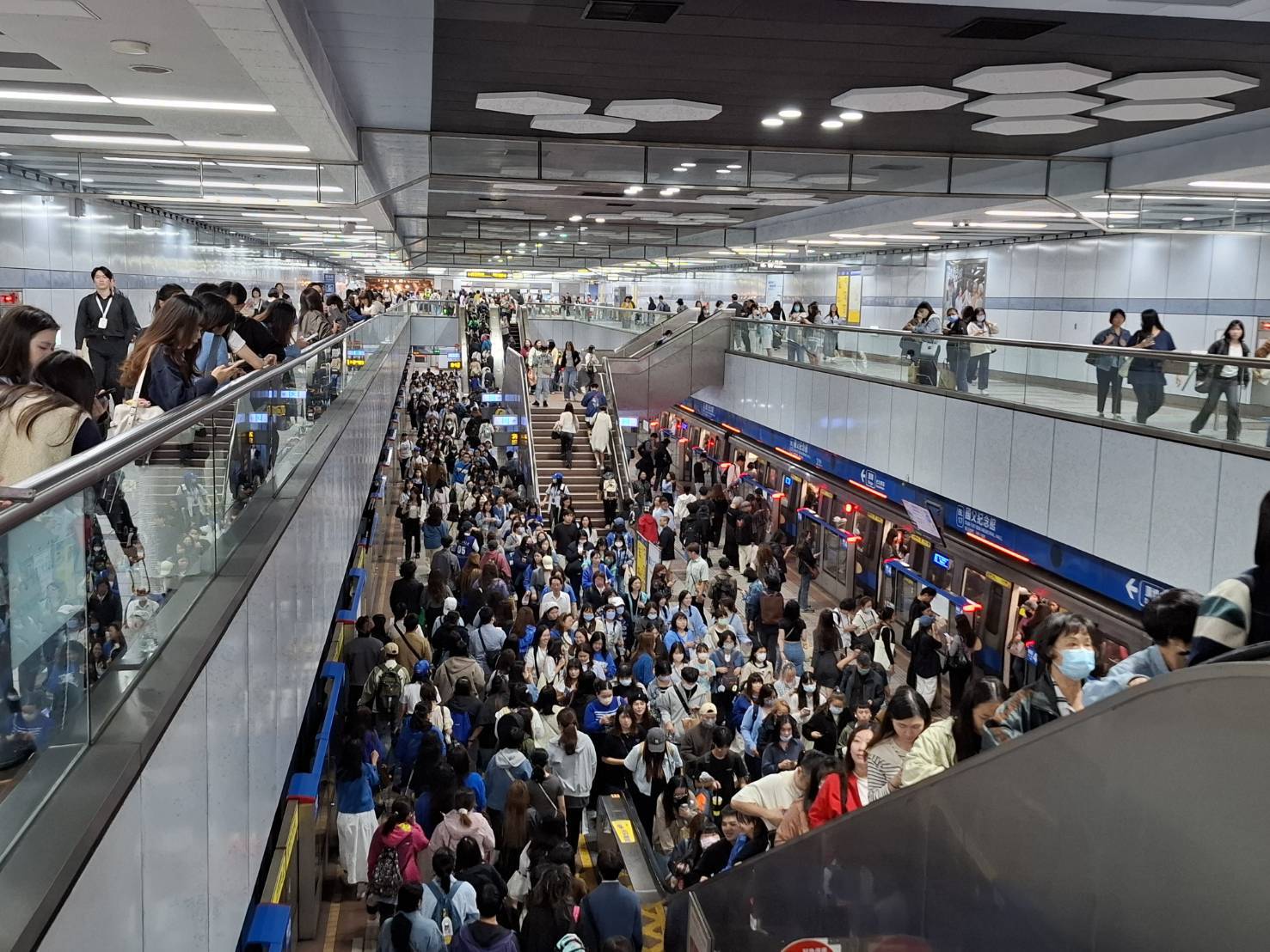 Super Junior 20 周年大巨蛋演唱會開唱引爆藍海潮，北捷加派列車疏運，確保粉絲安全回家