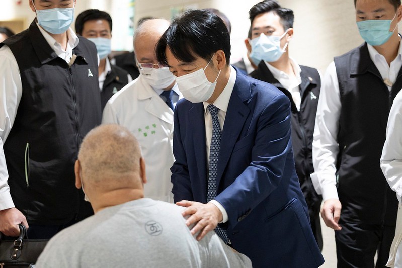 總統賴清德訪視臺大醫院癌醫中心 期望2030年降低癌症死亡率三分之一
