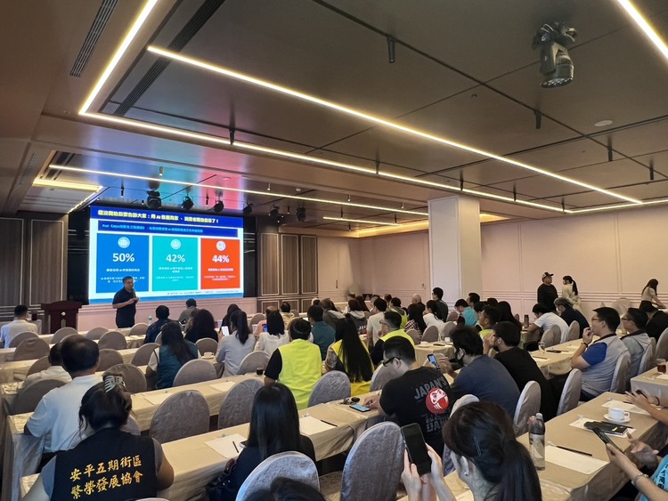 臺南市政府經發局商圈講習茶會，商發署蘇文玲宣導中央政策，中正大學企管系主任黃正魁教授解析AI行銷新趨勢