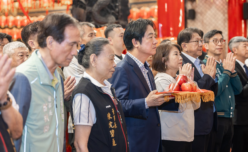 賴清德總統參拜屏東慈鳳宮　喊拚經濟、顧弱勢、強化國安　盼人民生活更好