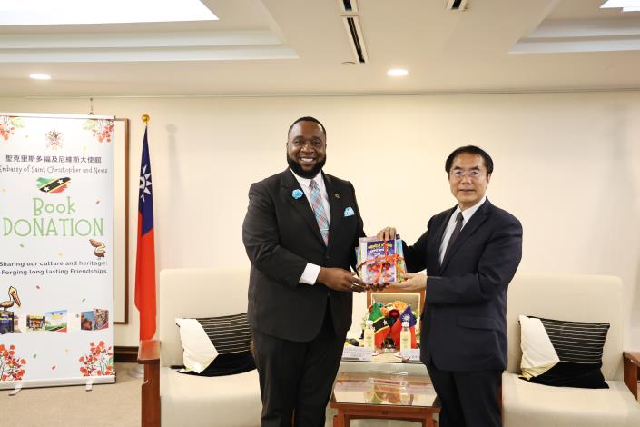 聖克里斯多福及尼維斯贈書臺南市圖　以閱讀串聯姊妹市文化交流拓展國際視野