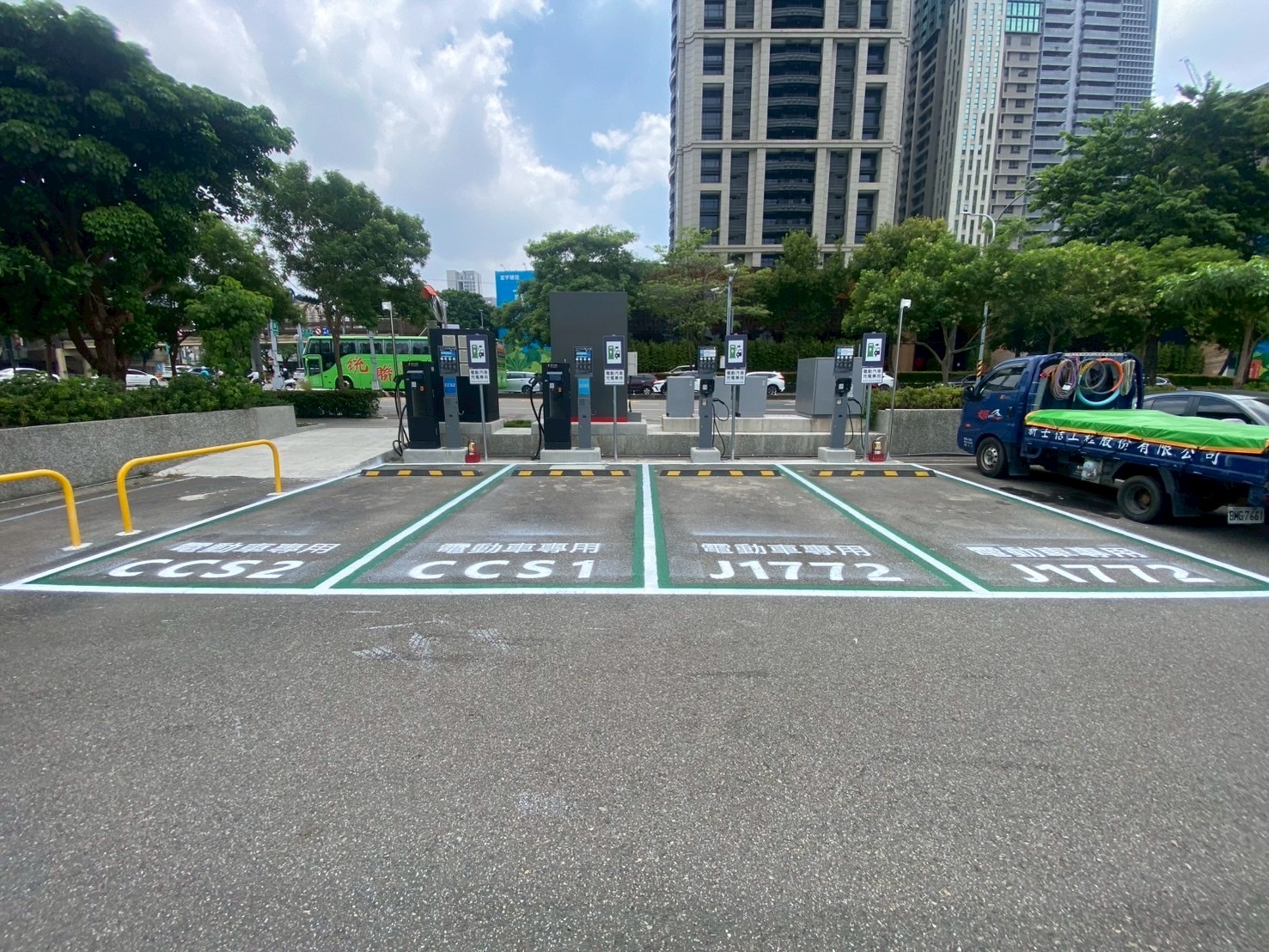 智慧充電來了!臺中市公有停車場持續增設電動車充電設備,民眾可透過APP即時查詢空位