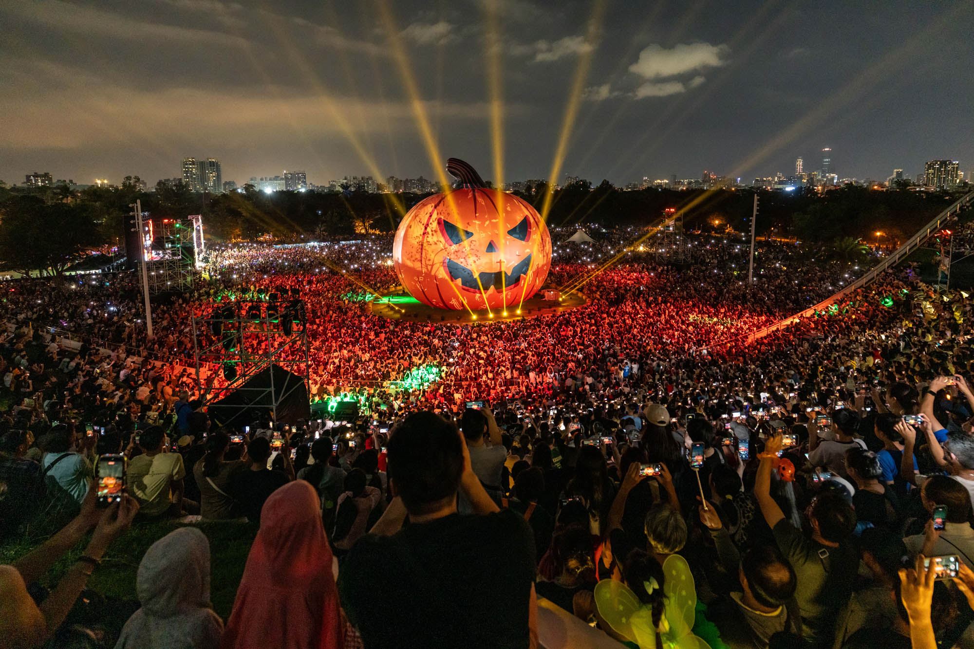 2025高雄萬聖節首度移師衛武營 吸引30萬人同歡 市長陳其邁「地味」打扮成焦點