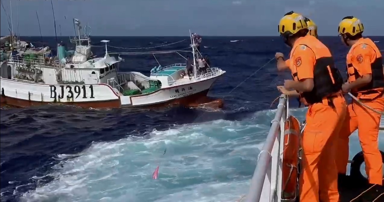 雙颱環伺臺灣！海巡隊逆風千浬五日完成驚險海上救援