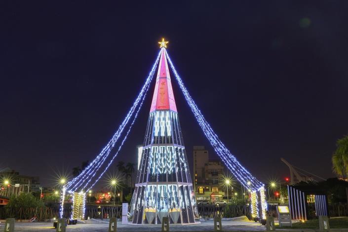 光影與雲彩交織的奇幻旅程：2025臺南聖誕燈節河樂燈區光之旅程、新營文化中心雲之曙光曝光