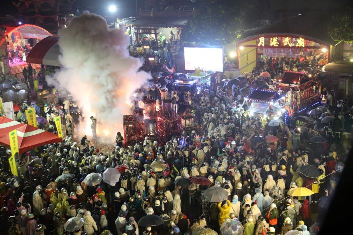 2025元宵鹽水蜂炮風雨無阻，黃偉哲市長呼籲安全第一並祈願蛇年健康平安！