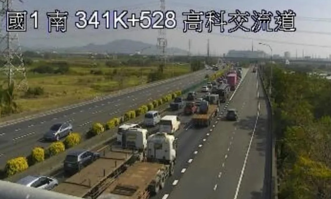國道1號高科交流道6車追撞！連假前夕5公里大塞車 警方調查原因中