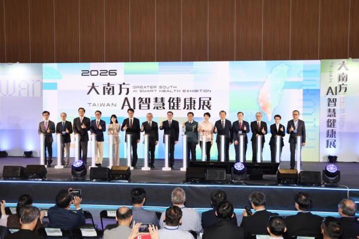 大南方AI智慧健康展沙崙登場　行政院長卓榮泰、臺南市長黃偉哲見證逾百項技術應用成果