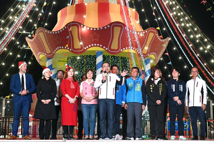 新北耶誕城人次逾300萬 侯友宜市長主持主燈新秀揭幕暨德國耶誕市集雙慶典，光雕秀全城點亮