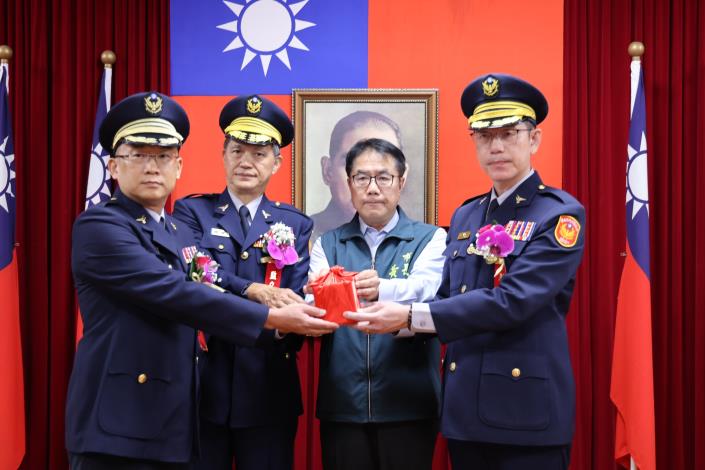 臺南警察局舉行分局長與大隊長聯合交接典禮,臺南市長黃偉哲呼籲警民攜手打造安全城市