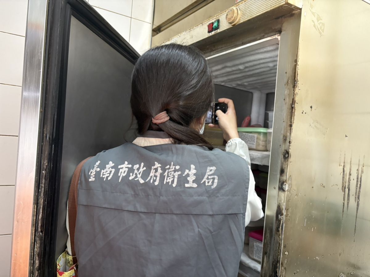 臺南老牌周氏蝦捲爆食安疑雲　滷鍋回鍋畫面掀網怒！衛生局限期改善