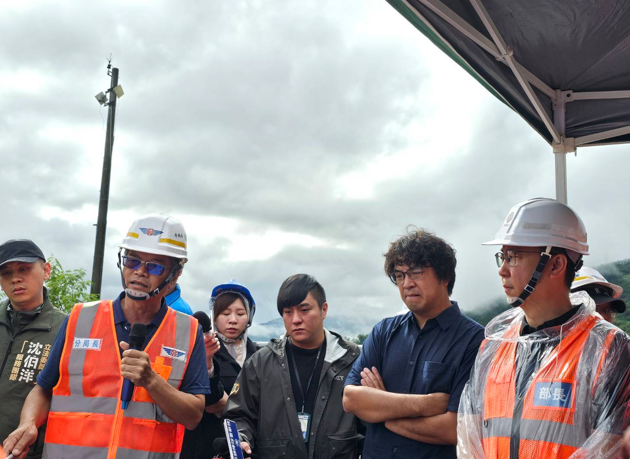 台9線洪峰沖毀橋梁，交通部陳世凱部長連夜前往花蓮勘災，瞭解馬太鞍溪橋搶修情形