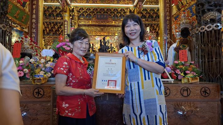 「南管」黃美美藝師獲認定文資保存者 臺南市文化局長黃雅玲親頒證書 南管文化資產再獲肯定