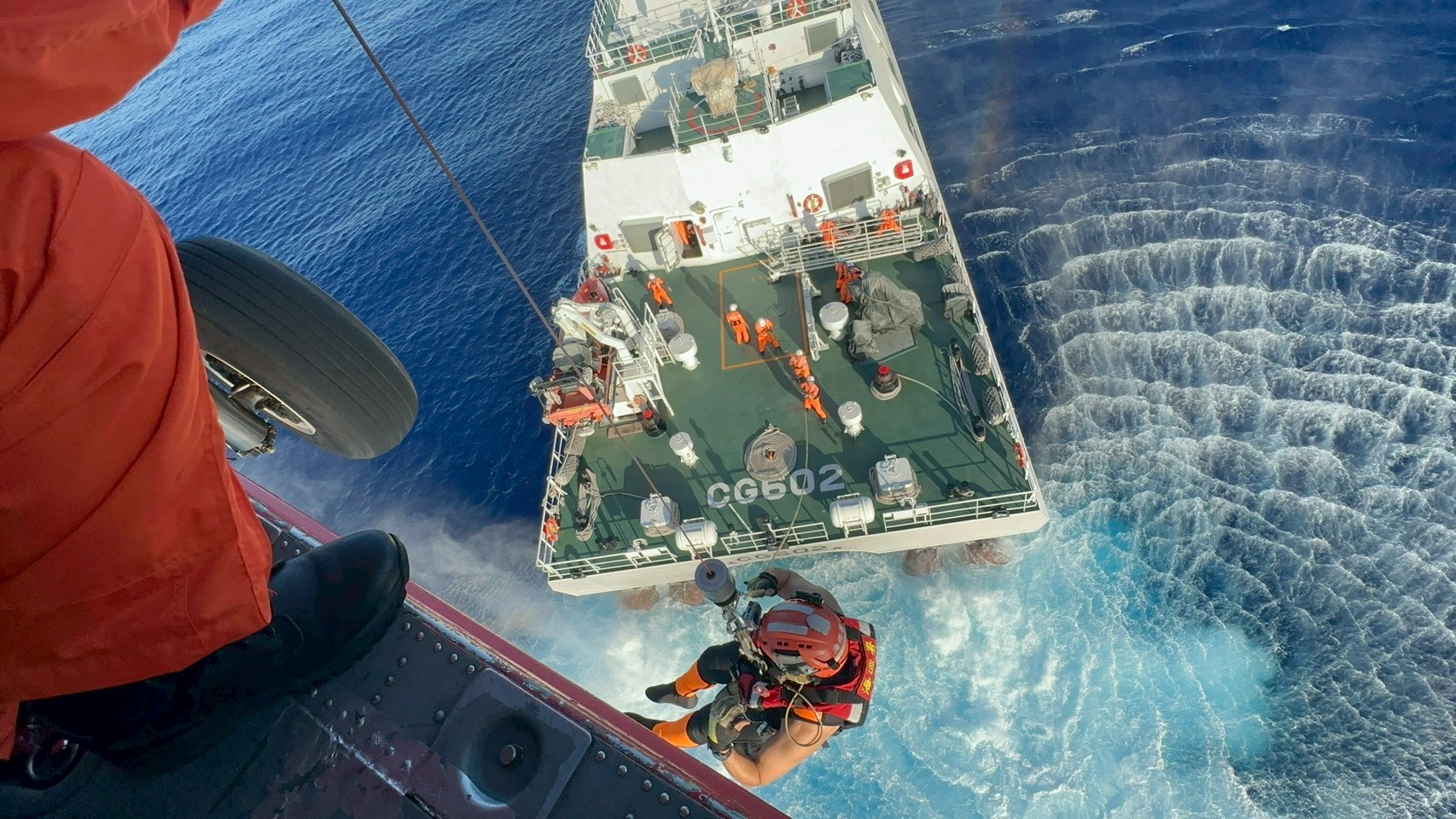 印尼籍外籍漁工海上受傷　海巡署聯勤吊掛救援化解危機