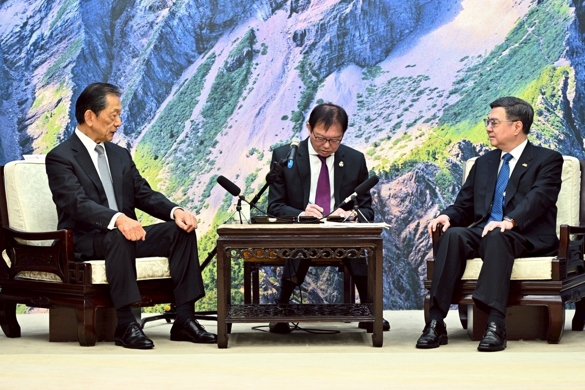 行政院長卓榮泰接見隅修三會長 盼臺日攜手深化經貿與產業合作 共創雙邊繁榮並維護臺海安全