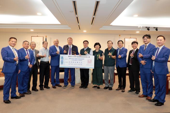臺南市長黃偉哲感謝緯穎智造與大台南不動產公會攜手捐款760萬協助災民重建家園