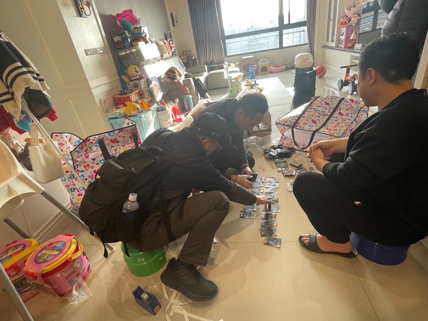 海巡臺中隊出擊 深夜公園販毒驚人行動毒品倉儲被查獲 市價破千萬