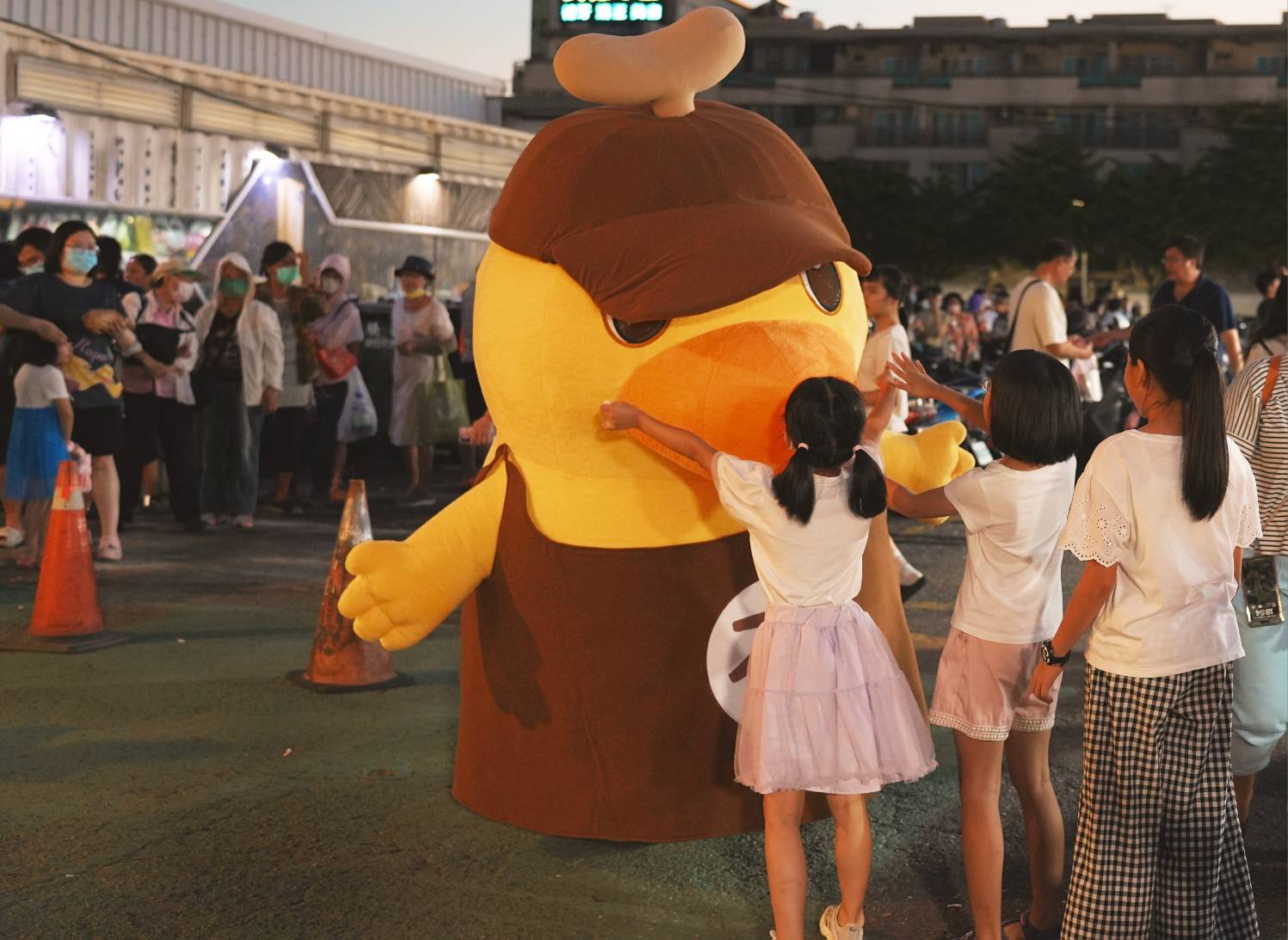 夜市驚見夜奇鴨！臺南市府行銷活動親子打卡熱點爆紅 銅板券限量小禮搶翻