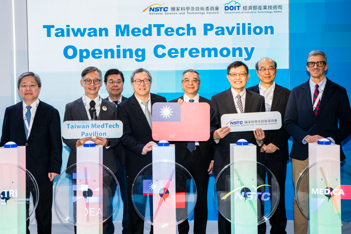 MEDICA 2025 臺灣館盛大開幕，國科會與經濟部攜手Team Taiwan展示智慧醫材研發與臨床應用成果
