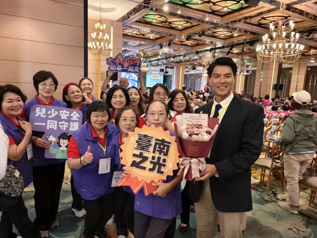 志工力量閃耀全國！臺南市家防中心勇奪全國績優團隊獎，臺南市長黃偉哲致贈花束肯定守護社區的辛勤付出