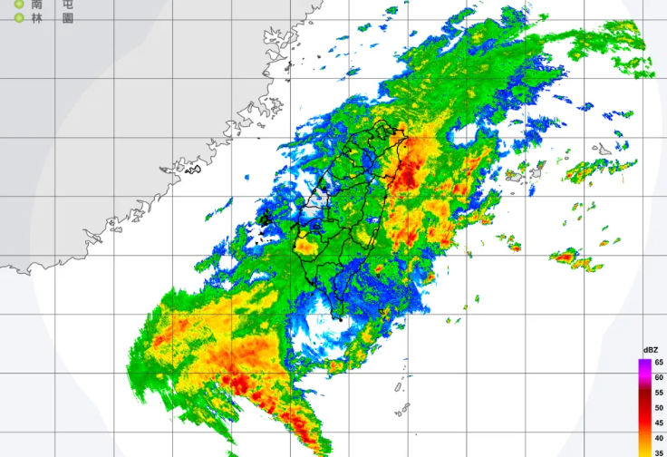 強降雨襲宜蘭，蘇澳水深腰部！宜蘭縣府緊急停班停課封路！台鐵停駛交通癱瘓