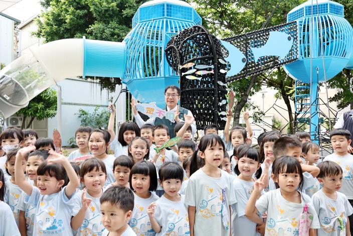 漁塭變溜滑梯！臺南北區華德公園「漁眾不同」遊戲場啟用 市長黃偉哲關切安全