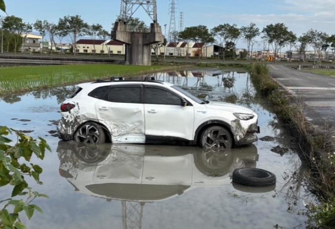 宜蘭兩車相撞畫面震撼！白色轎車飛出車道，駕駛和乘客送醫急救