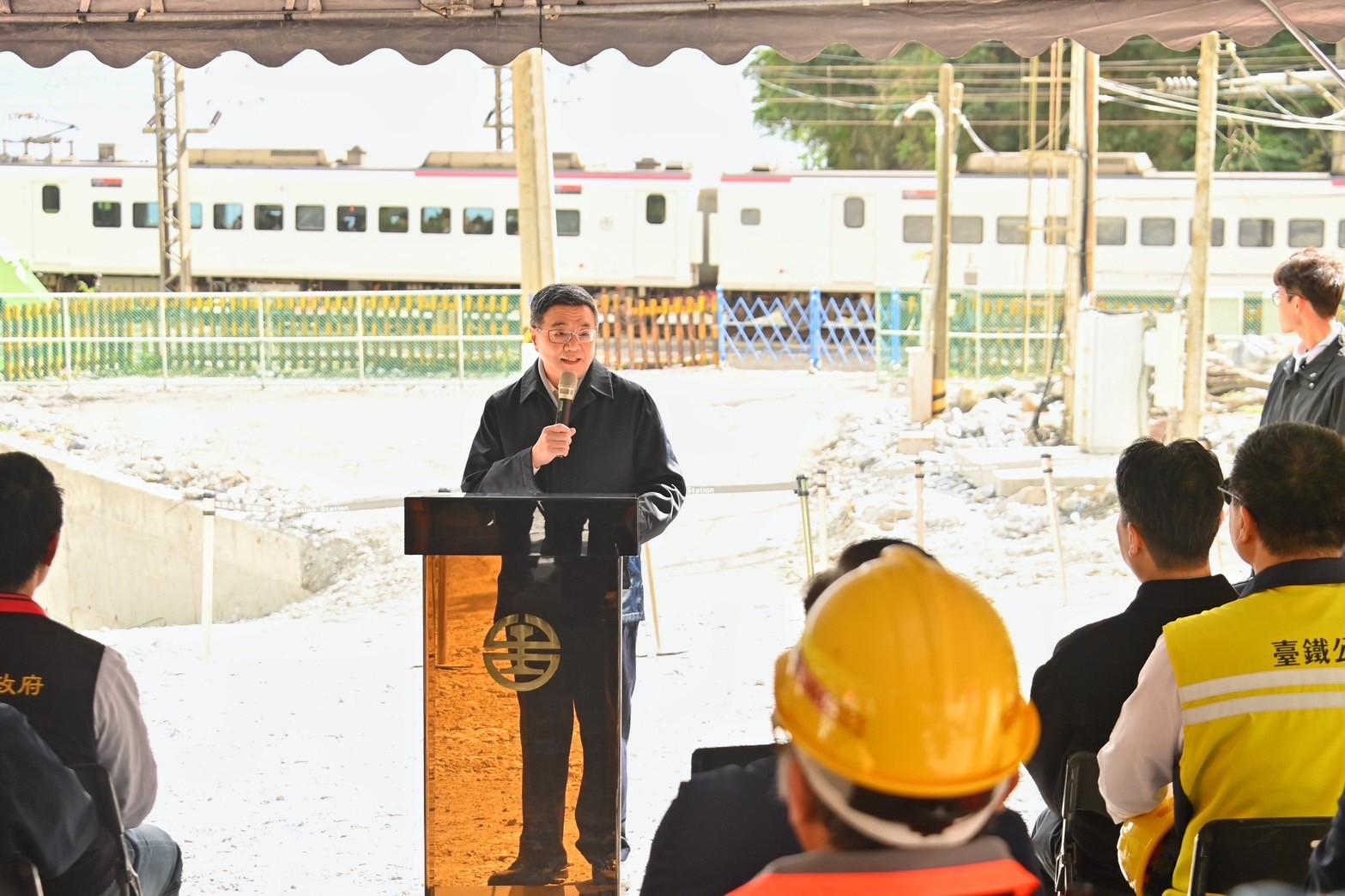 行政院長卓榮泰宣布臺鐵西小清水溪橋提前完成修復，花蓮居民出行更便捷