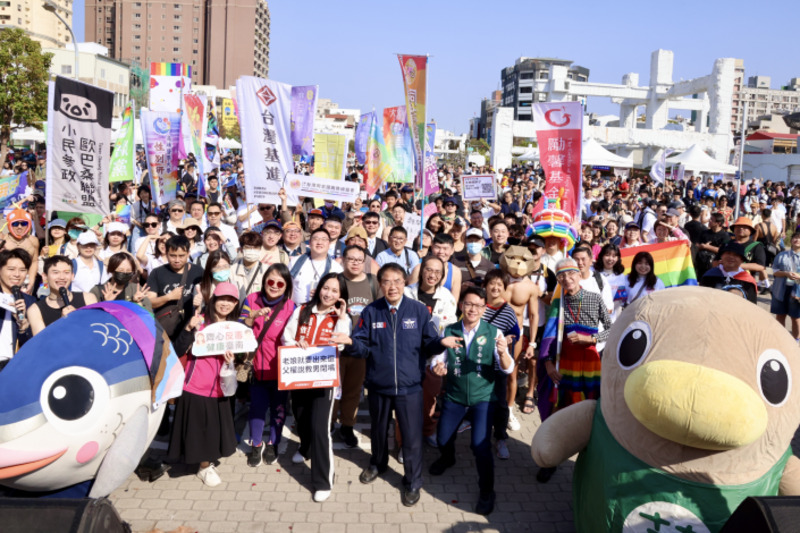 河樂廣場湧萬人參與彩虹遊行　臺南市長黃偉哲力挺多元平權新篇章、臺南公私部門齊升彩虹旗