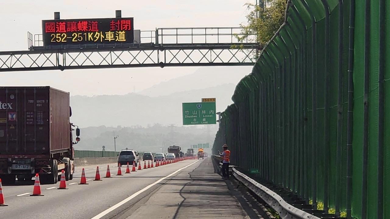 壯觀紫斑蝶潮！4萬蝶飛越國道 國3北上林內段緊急封閉讓蝶先行