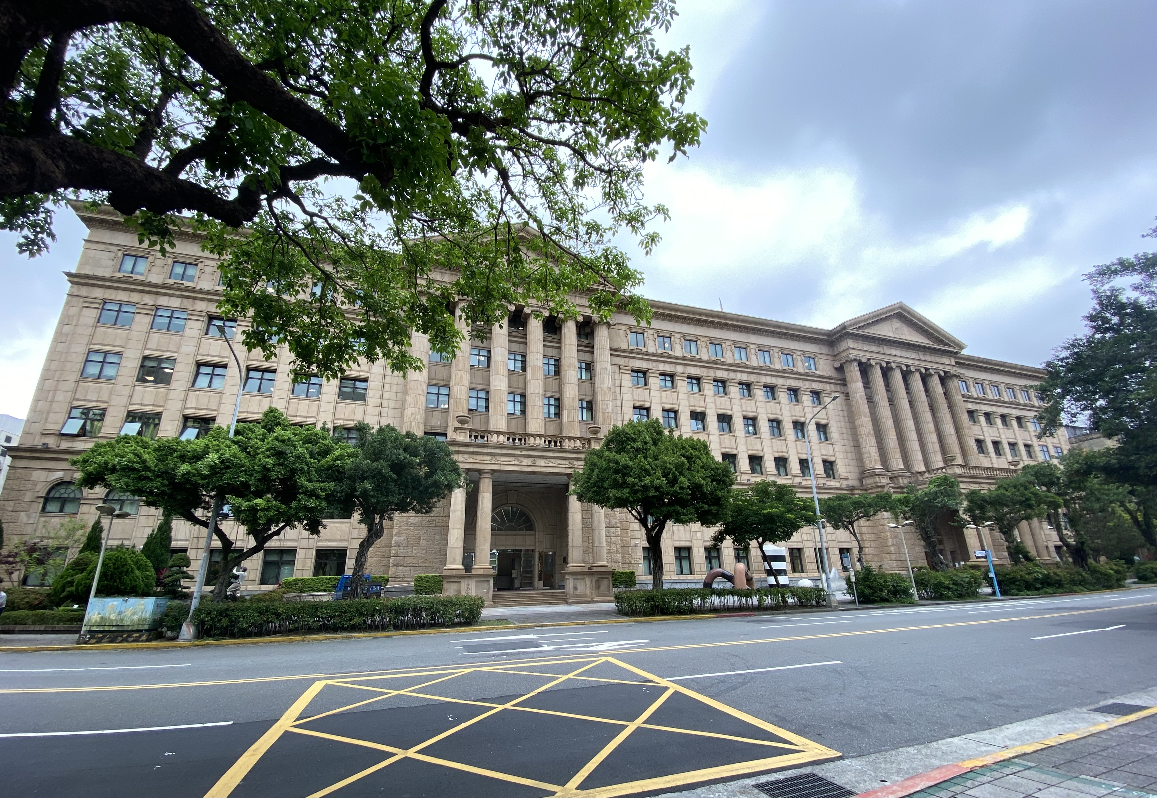 黑幫女幹部策動8軍人拍「投降影片」　二審重判6年8月