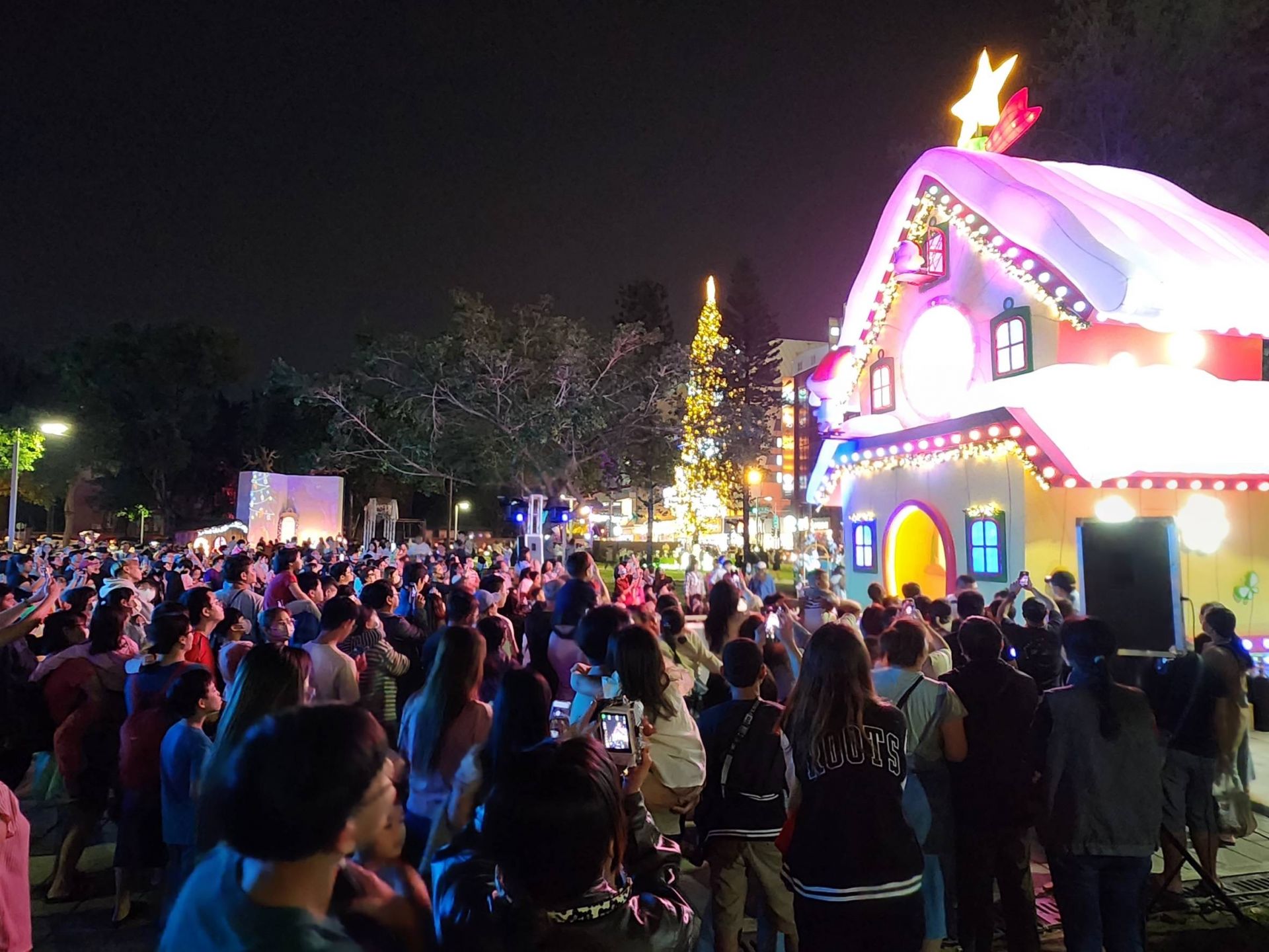 屏東「路沖」聖誕童話屋湧看屋人潮 網友爆笑留言買房送聖誕老公公