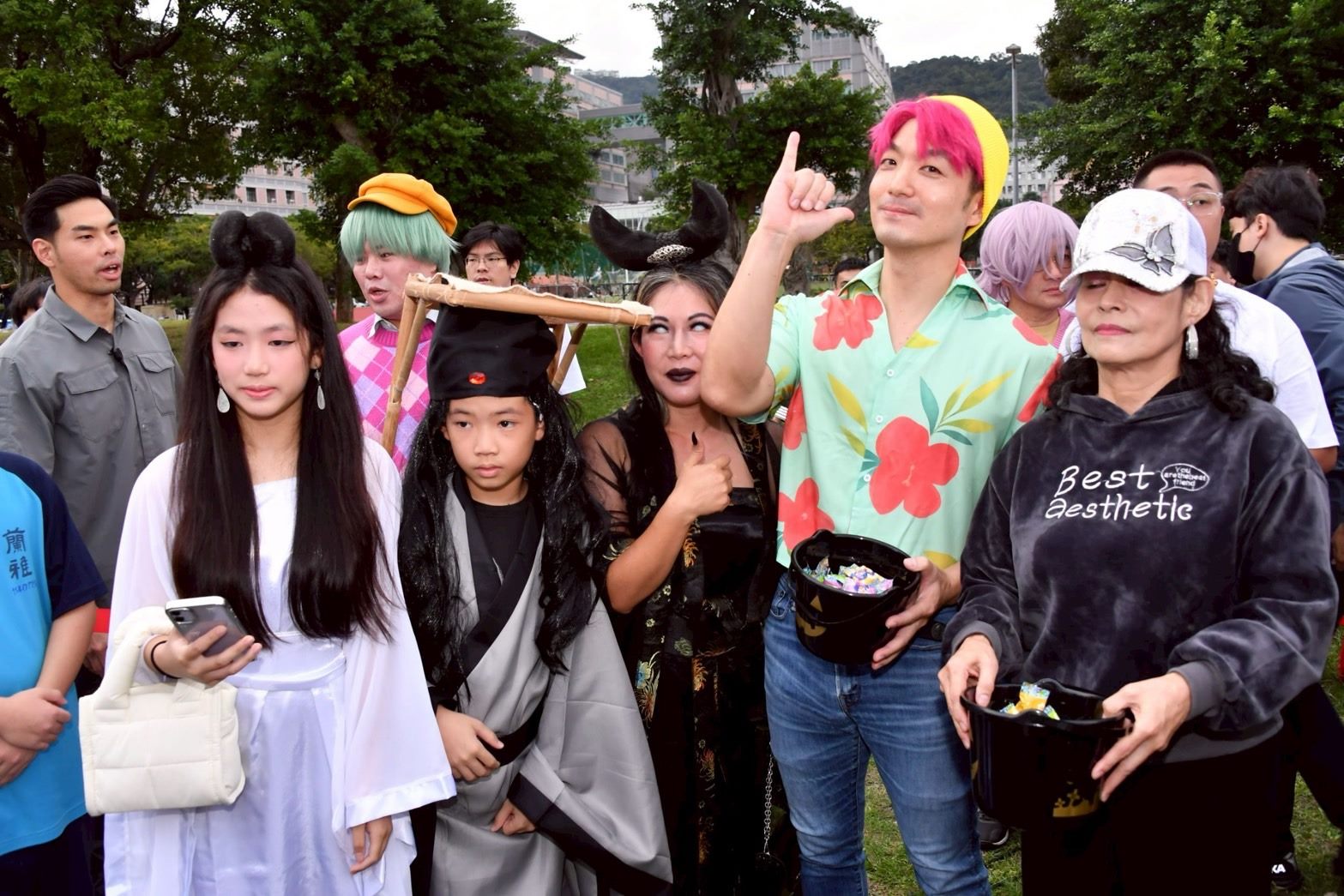 臺北市長蔣萬安出席「天母搞什麼鬼萬聖節嘉年華」 化身Saja Boys成員與市民同樂互動熱烈