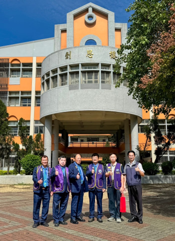 毒駕車禍重創兩家庭 賴志明會長帶領新竹市新興國際同濟會啟動募款援助 虎林國小校長林啟誠頒發感謝狀