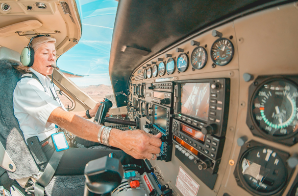 產業薪資大分化！113年職類薪資揭露機師月薪突破32萬，住宿餐飲業主管敬陪末座
