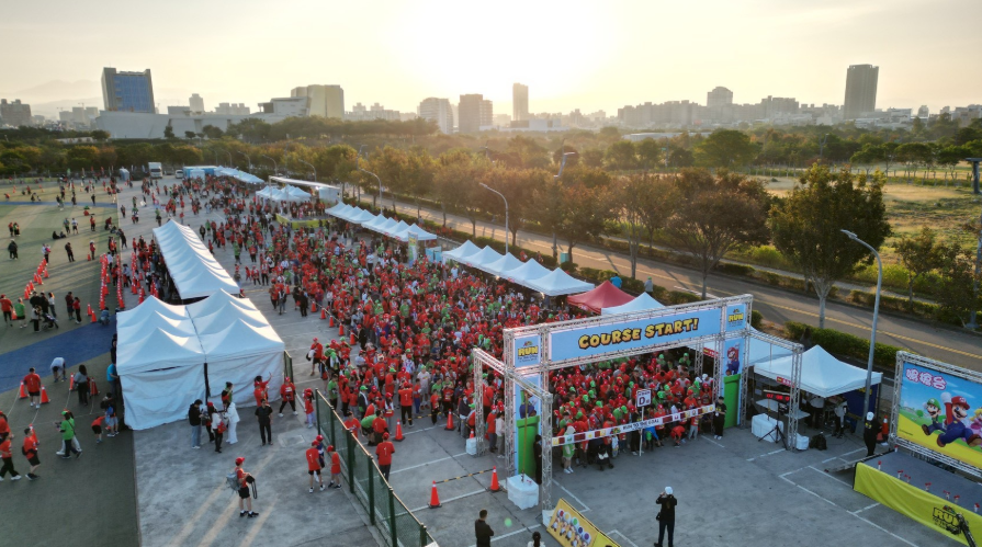 臺中中央球場迎來SUPER MARIO主題路跑　玩家與瑪利歐經典角色互動拍照，熱鬧非凡