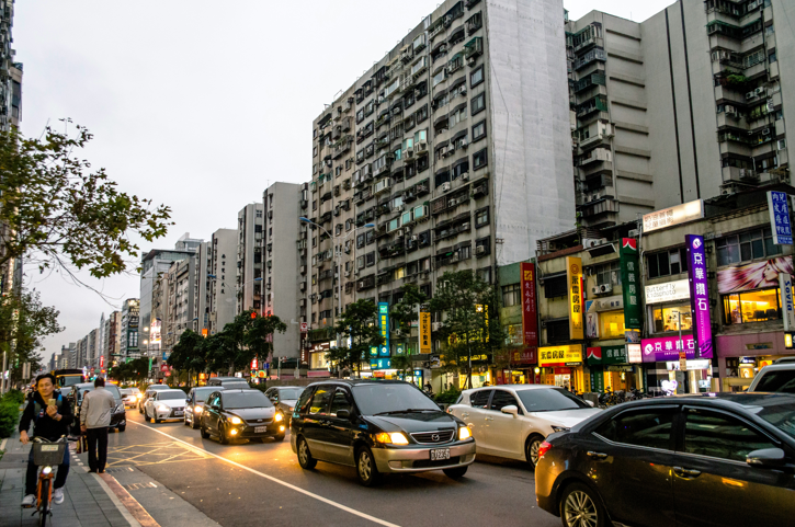 用路人必讀｜2026年交通新制懶人包：13項規定涵蓋汽車隔熱紙透光率、考照改革、騎車滑手機與YouBike投保，最高可罰6萬元