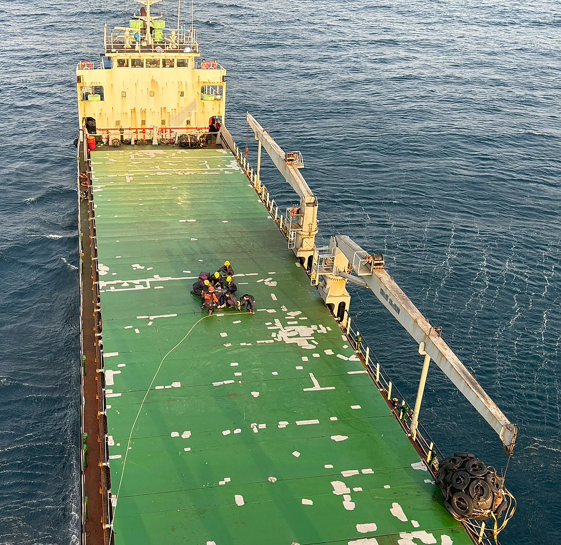 外籍貨輪船員外海作業不慎摔傷情況危急　海海巡署空勤吊掛迅速後送就醫