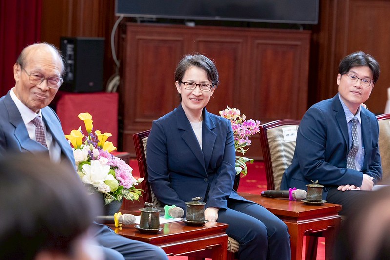 AI世代崛起！蕭美琴副總統接見崇越論文得獎者　肯定其關鍵角色將替全球難題打造科技新解法