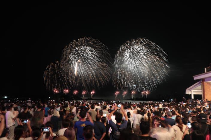 2025臺南夏日音樂節—將軍吼音樂節9月熱力開唱 畢書盡、TRASH、Ozone強勢壓軸 6分鐘煙火秀嗨翻臺南漁港