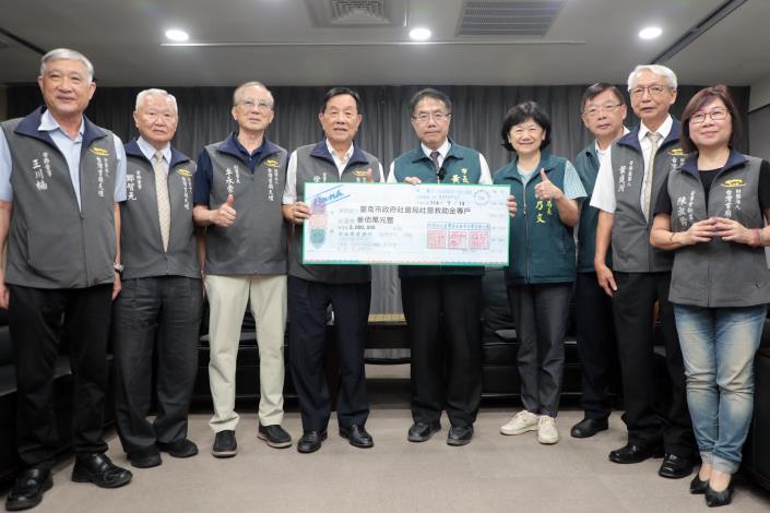 臺灣首廟天壇捐300萬助臺南丹娜絲颱風復原，黃偉哲市長頒發感謝狀