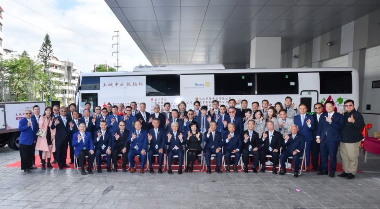 愛心與環保同行！新北土城中央扶輪社成功募得首輛電動捐血車及血液運送車，為捐血者打造更舒適環境